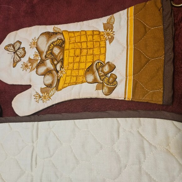 vintage 1970 quilted apron mushroom design includes potholder with same design - Picture 5 of 7